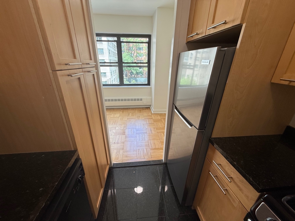 412 East 55th Street - Photo 3