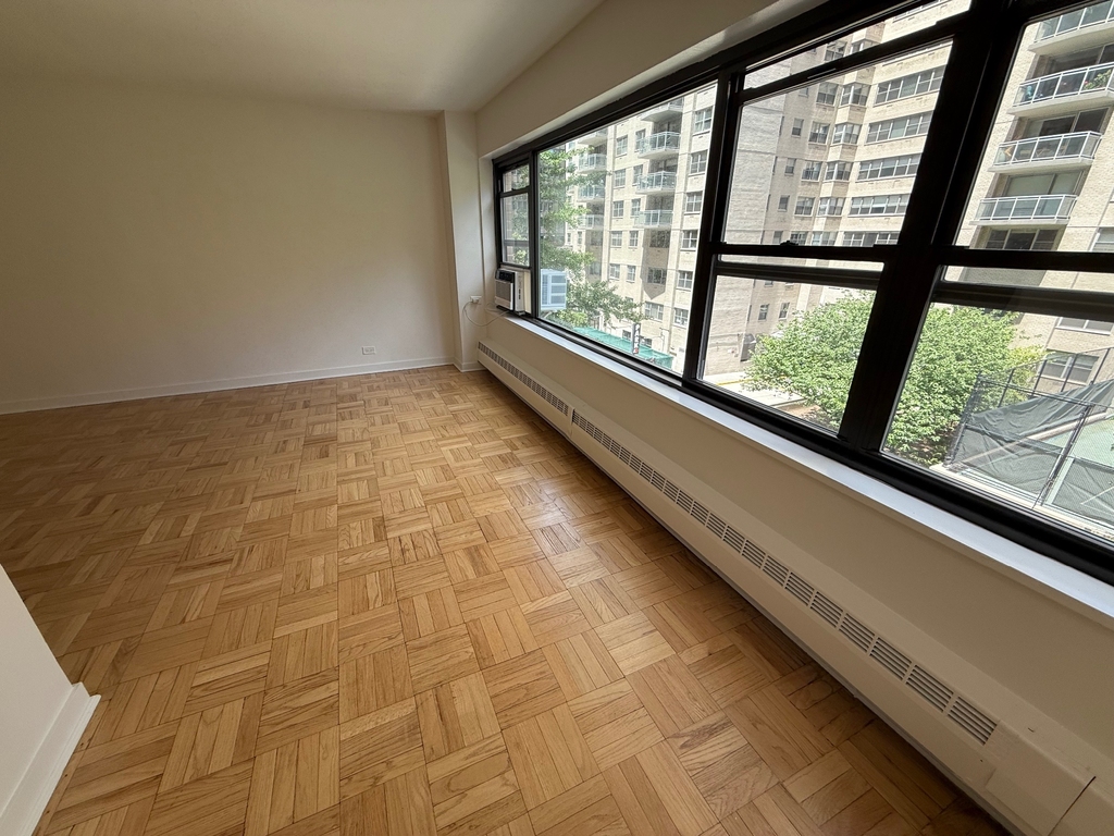 412 East 55th Street - Photo 4