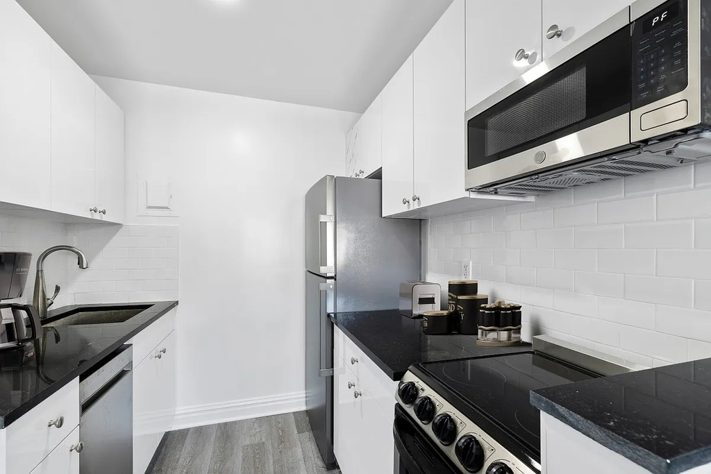 West 34th Street - Photo 11
