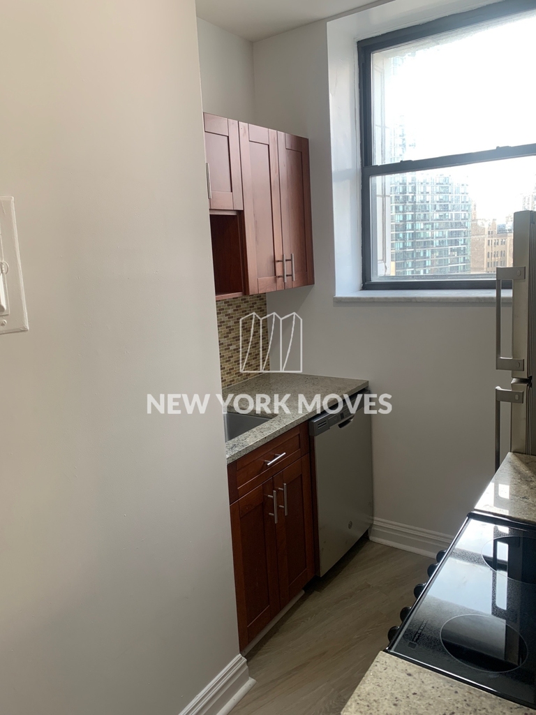West 34th Street - Photo 5