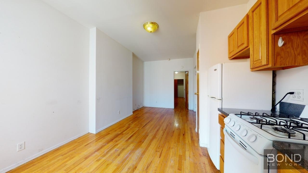 East 90 Street - Photo 4