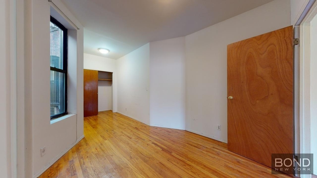 East 90 Street - Photo 5