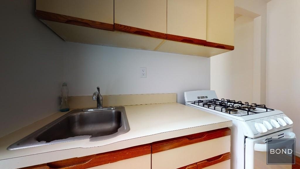 East 73 Street - Photo 4