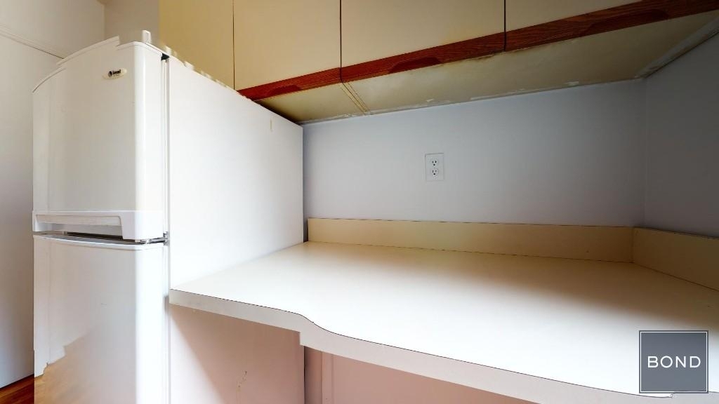 East 73 Street - Photo 3