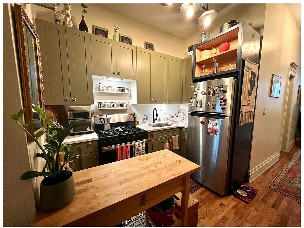 726 Willoughby Ave - Photo 2
