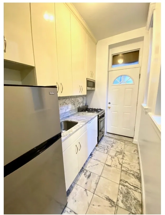 247 E 39th St - Photo 2