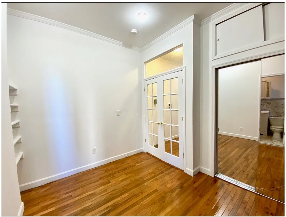 247 E 39th St - Photo 4