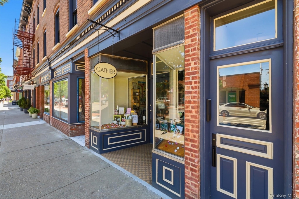 201 Main Street - Photo 2