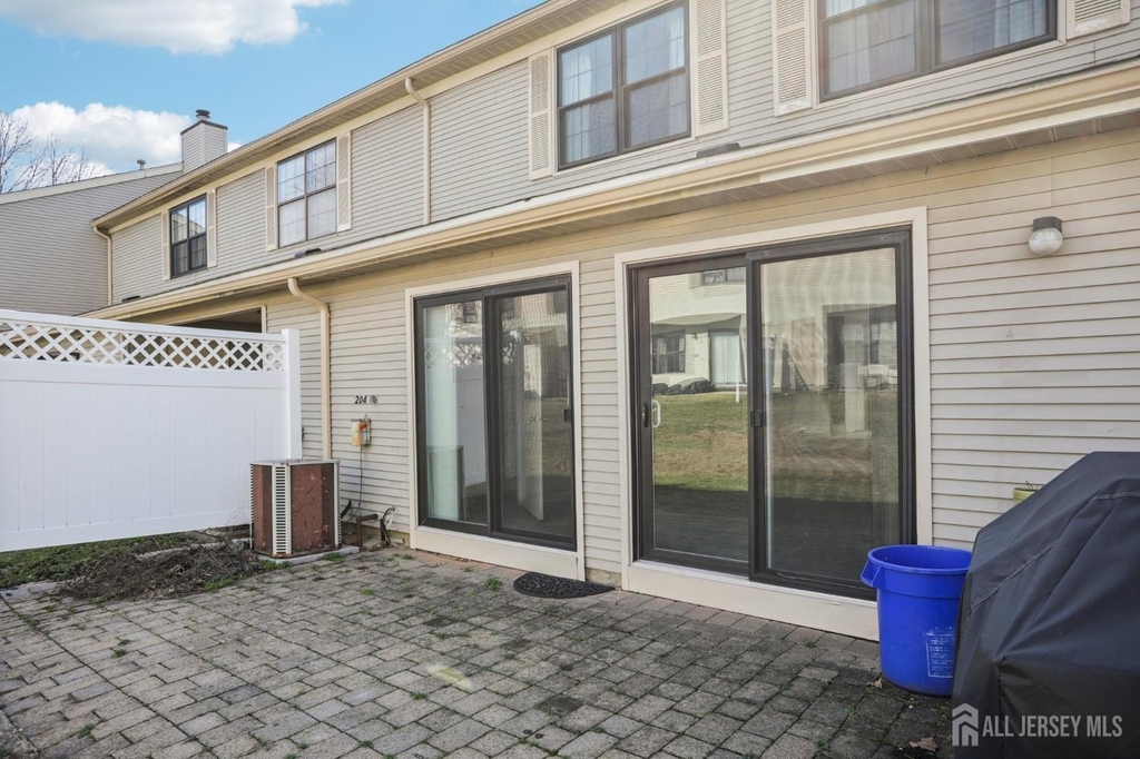 204 Hampshire Court - Photo 20