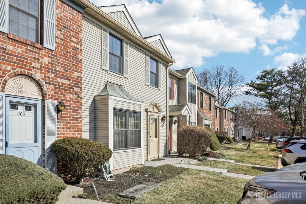 204 Hampshire Court - Photo 1