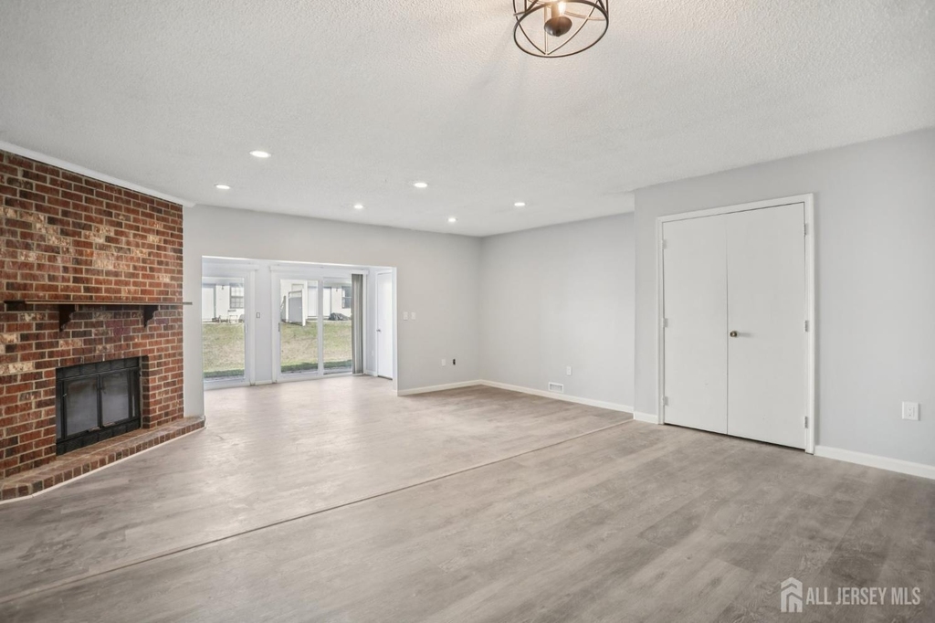 204 Hampshire Court - Photo 6