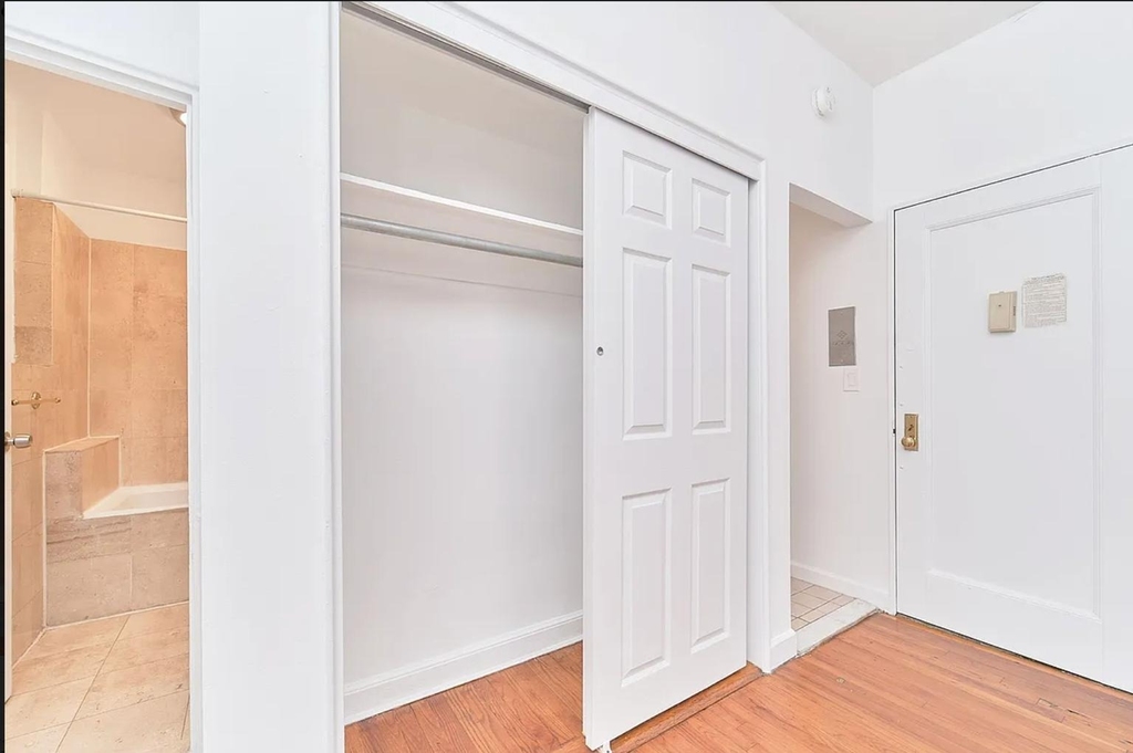 402 W 45th Street - Photo 6