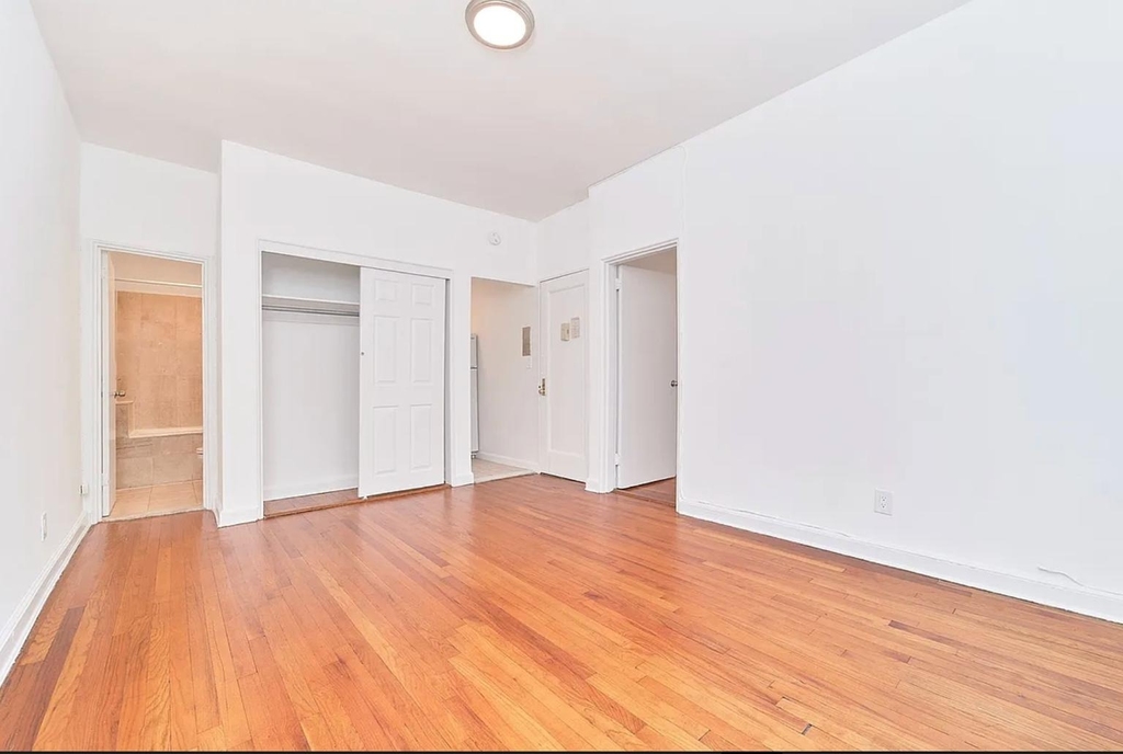 402 W 45th Street - Photo 3