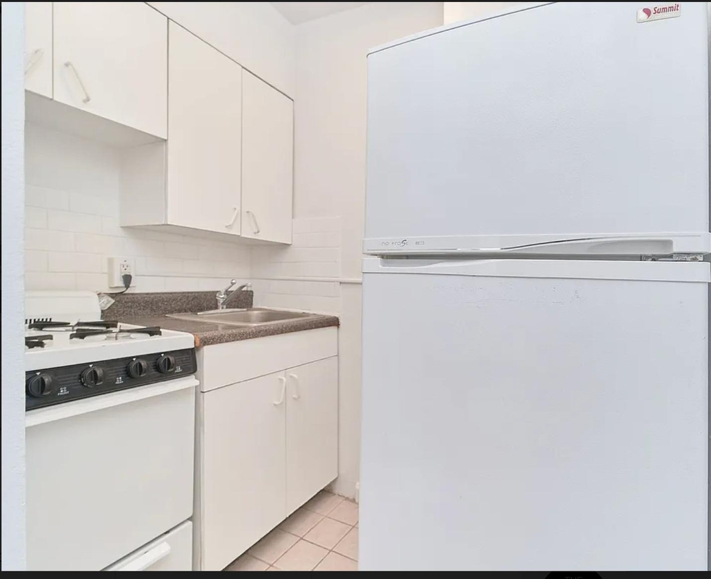 402 W 45th Street - Photo 7