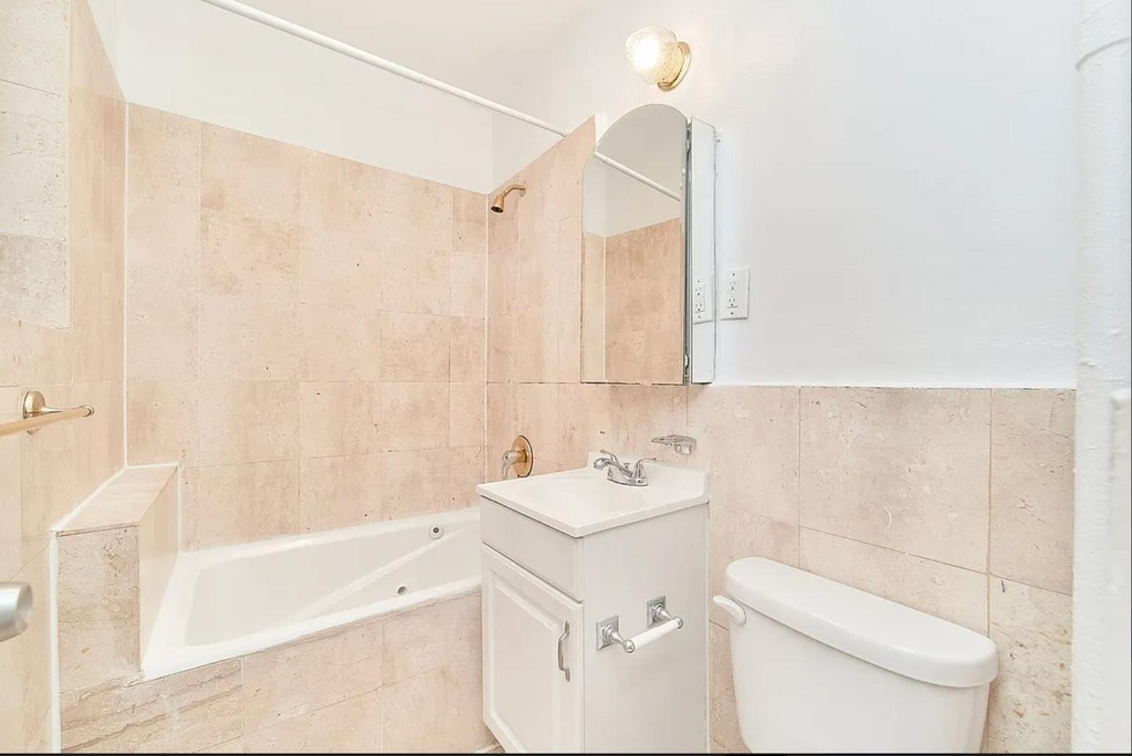 402 W 45th Street - Photo 8