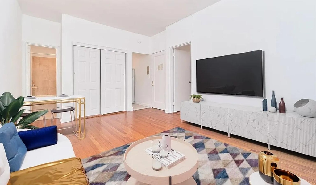 402 W 45th Street - Photo 2