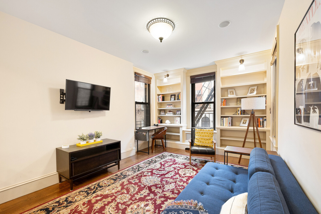 69 Pineapple Street - Photo 1