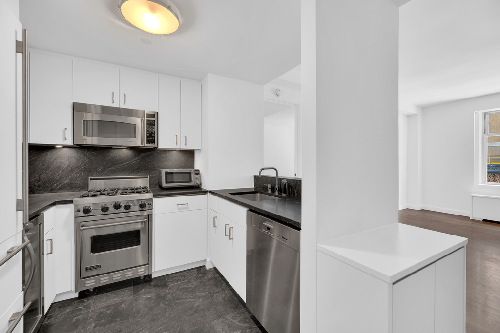 100 W 58th Street - Photo 4