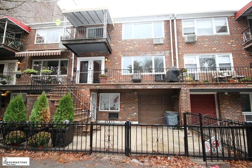 576 Henry Street - Photo 12