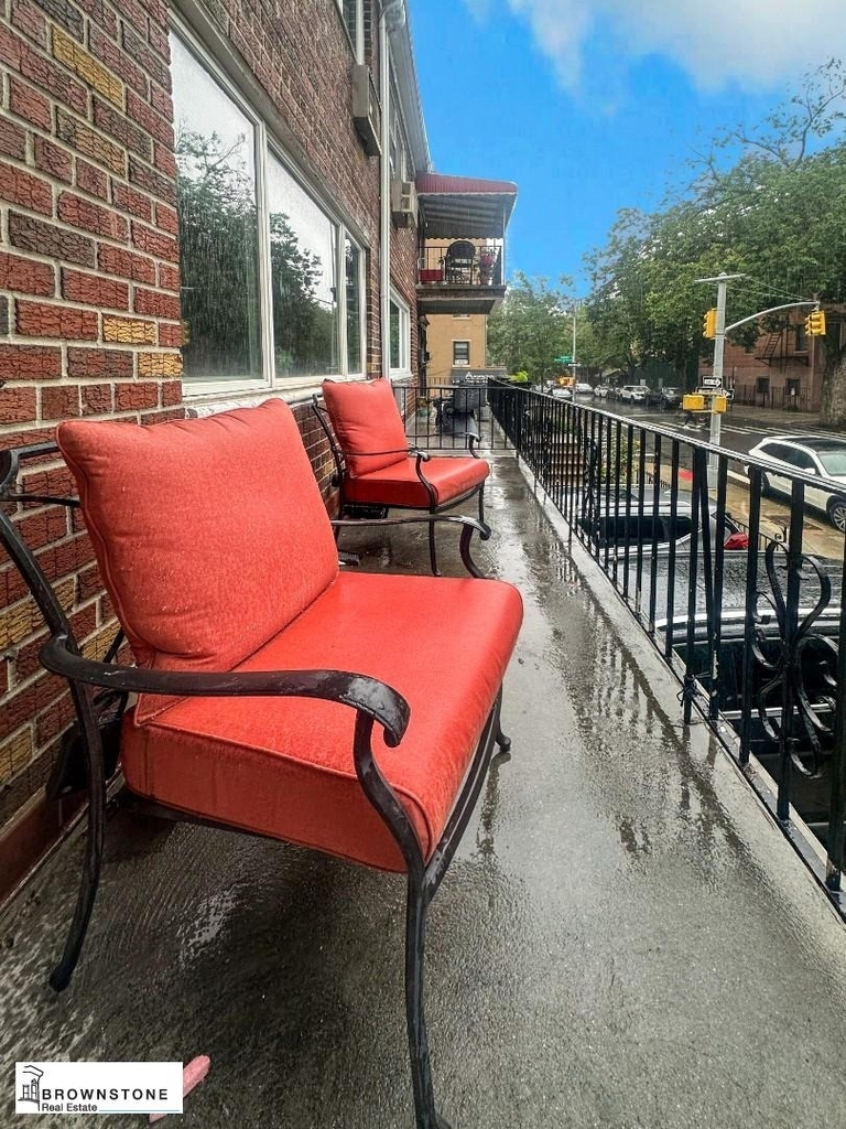 576 Henry Street - Photo 11