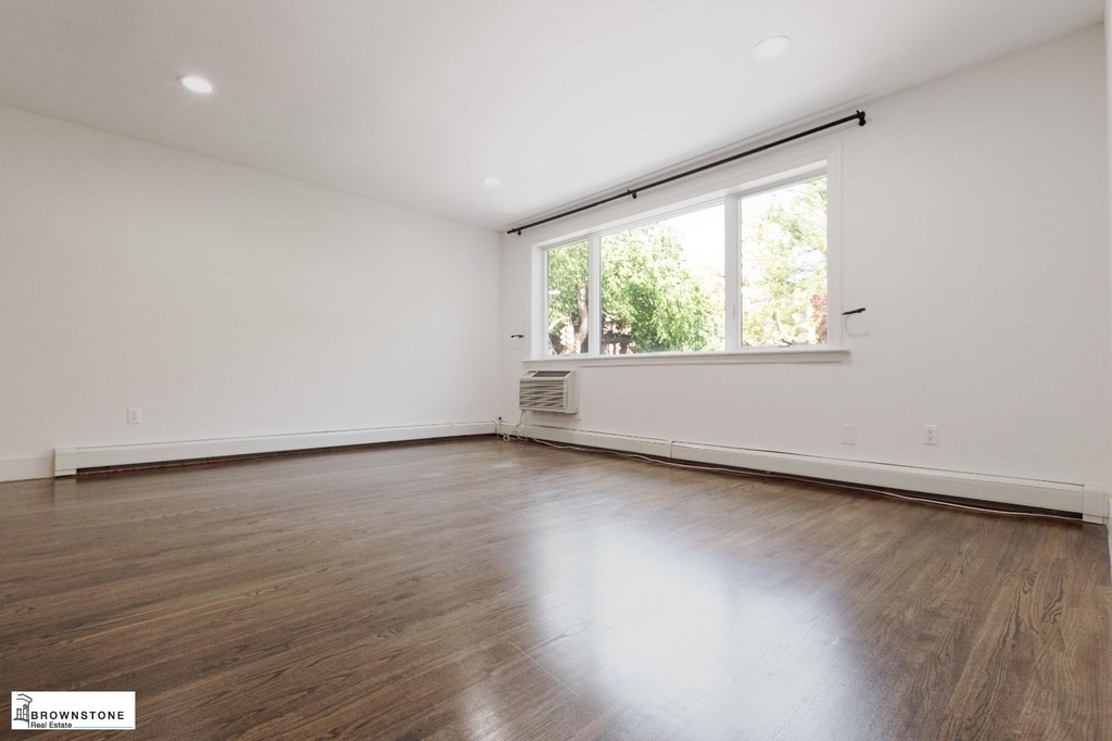 576 Henry Street - Photo 3
