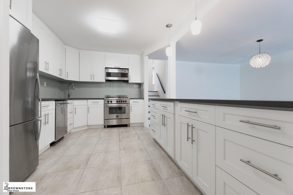 576 Henry Street - Photo 0