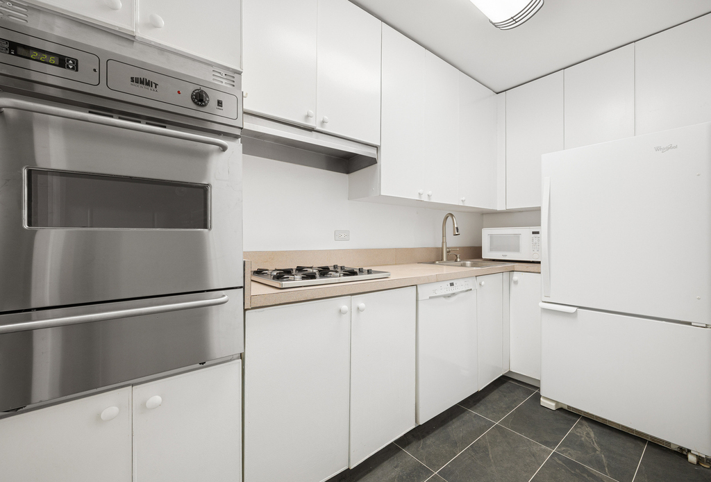 230 E 79th Street - Photo 4