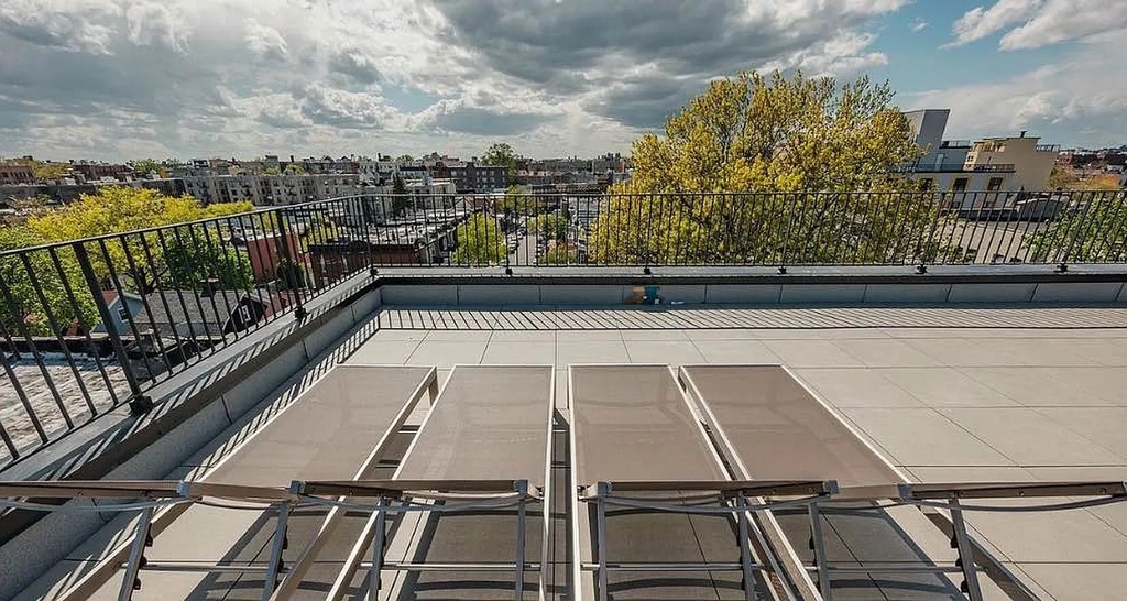 Bedford Avenue - Photo 6