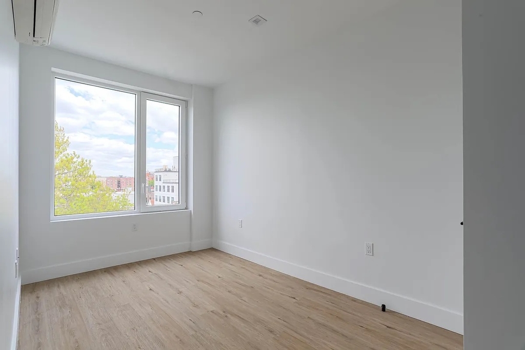 Bedford Avenue - Photo 2