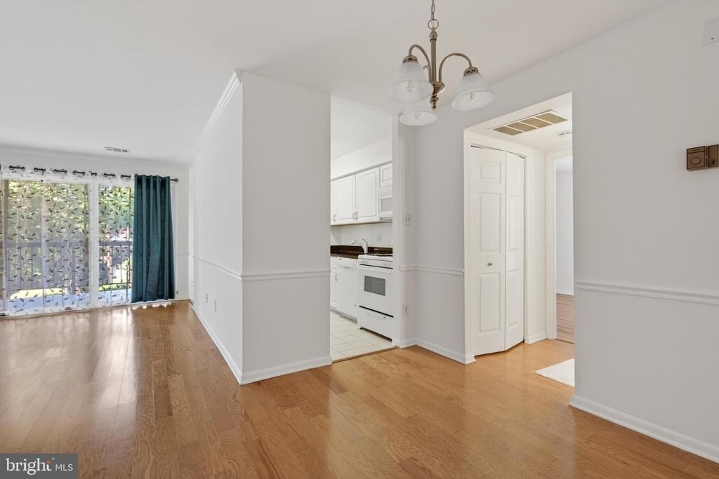 11260 Chestnut Grove Square - Photo 2