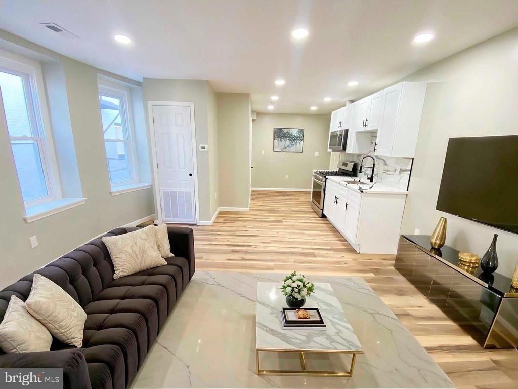 1426 W Rockland Street - Photo 0