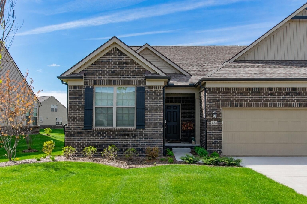 723 W Spaniel Drive - Photo 0