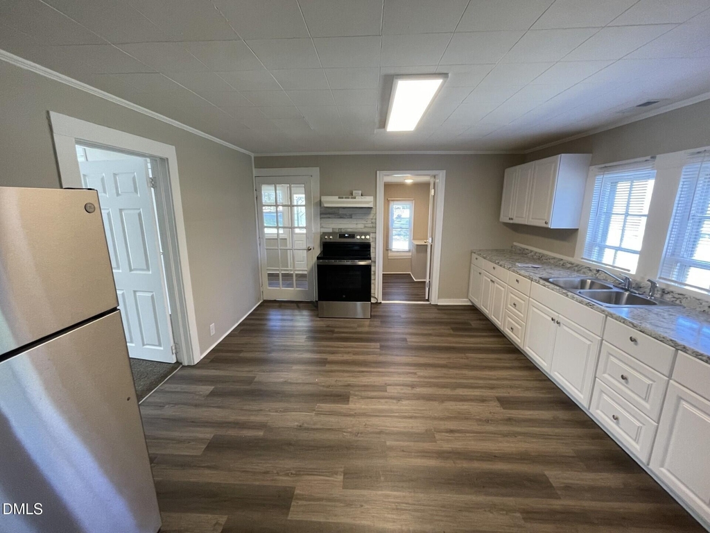 322 E Perry Avenue - Photo 5