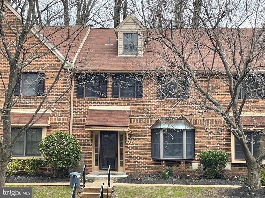 313 Albans Court - Photo 0