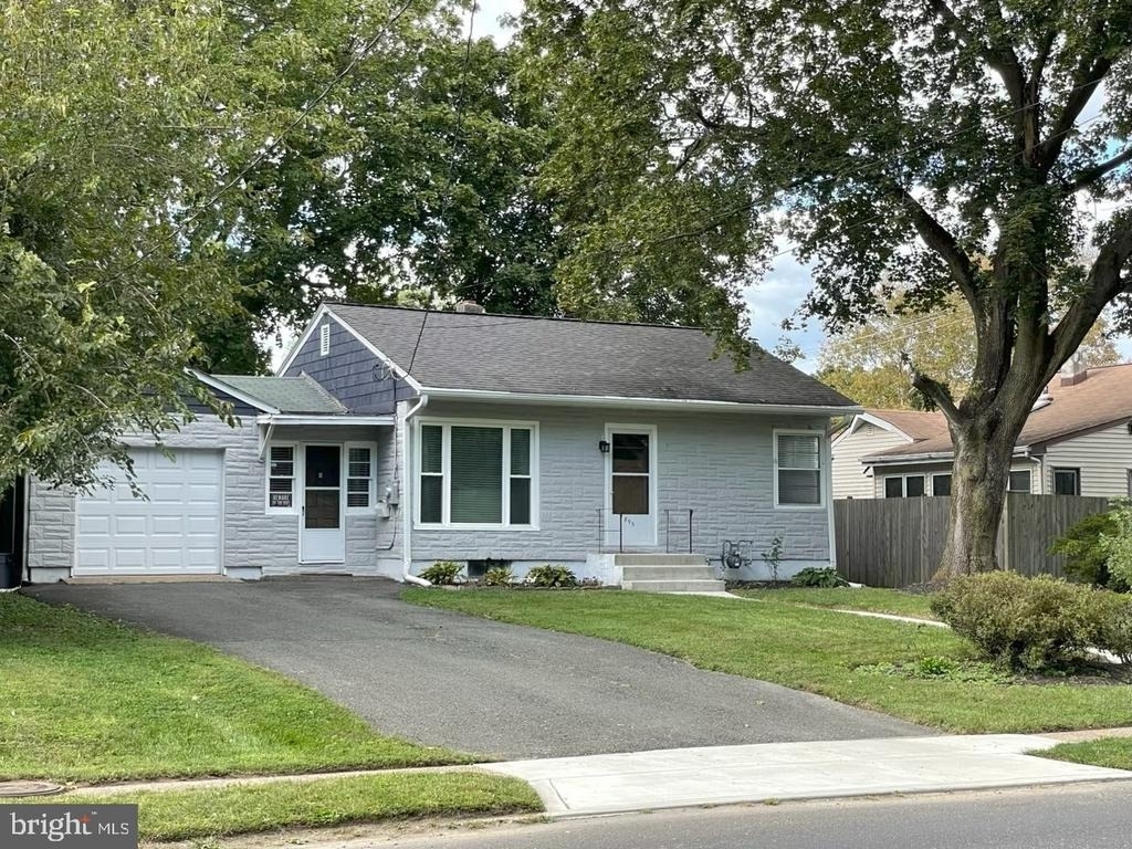 895 Lower Ferry Rd - Photo 0