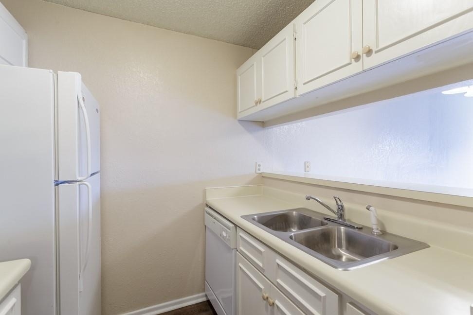 1602 Mill St - Photo 3