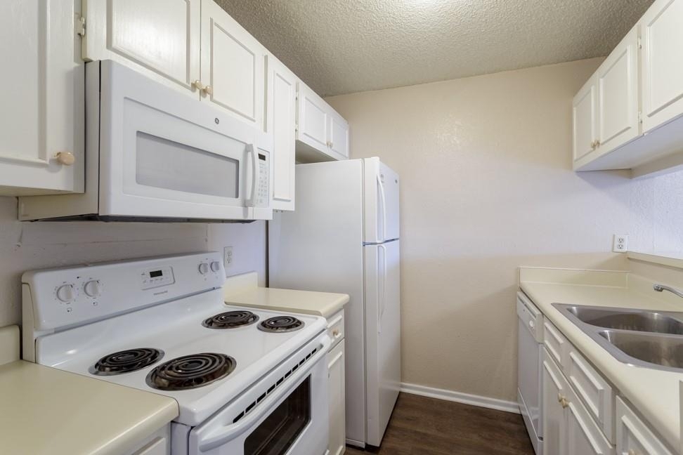 1602 Mill St - Photo 2