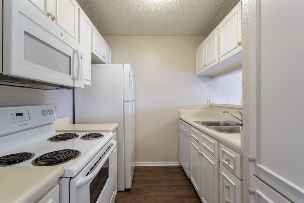 1602 Mill St - Photo 4