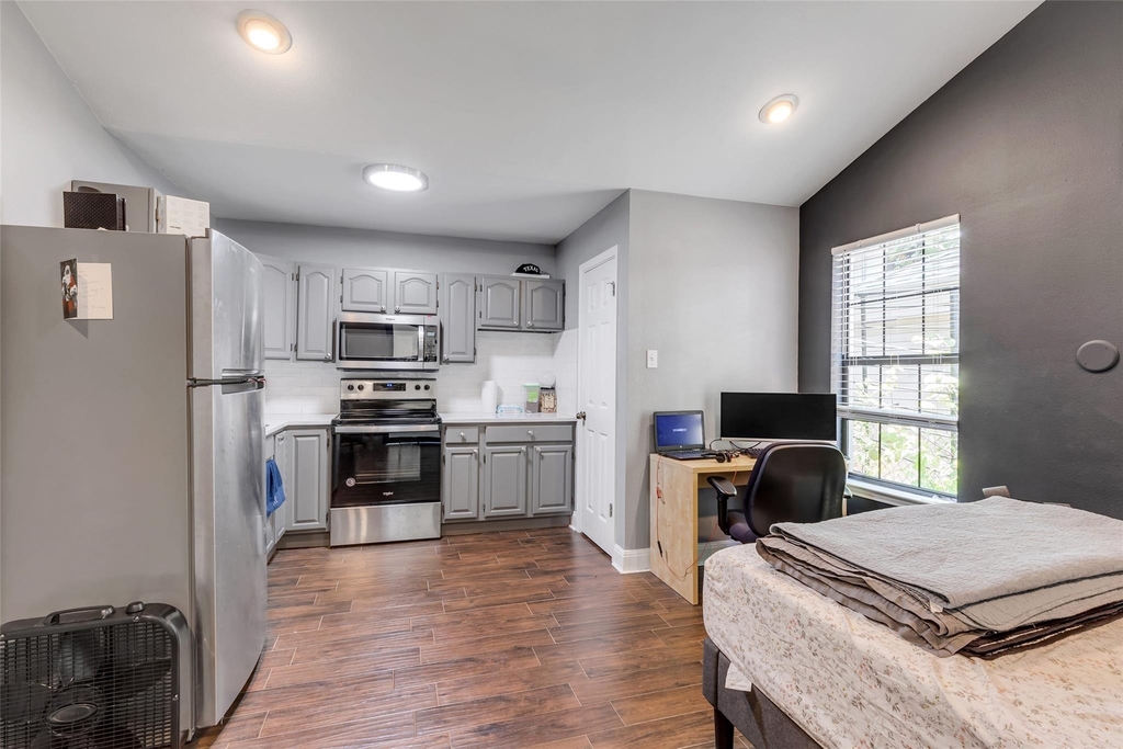 815 E 31st St - Photo 14