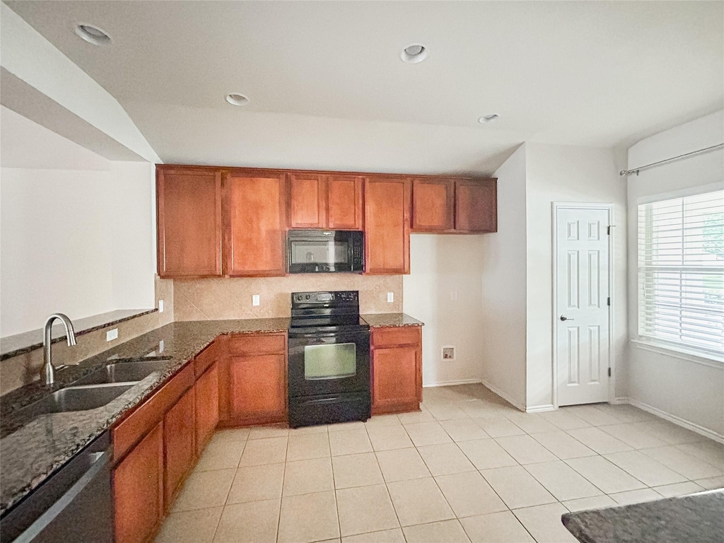 7810 Squirrel Hollow Dr - Photo 11