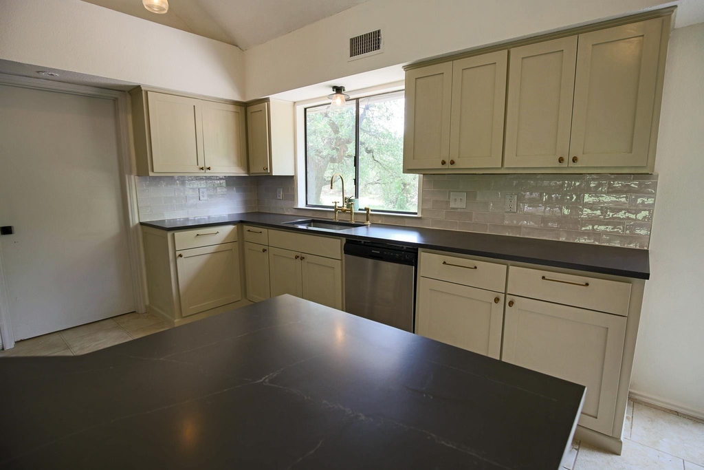 708 Cowal Dr S - Photo 2