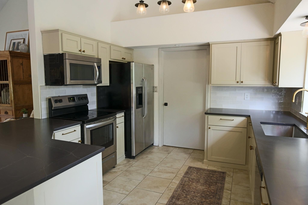 708 Cowal Dr S - Photo 4