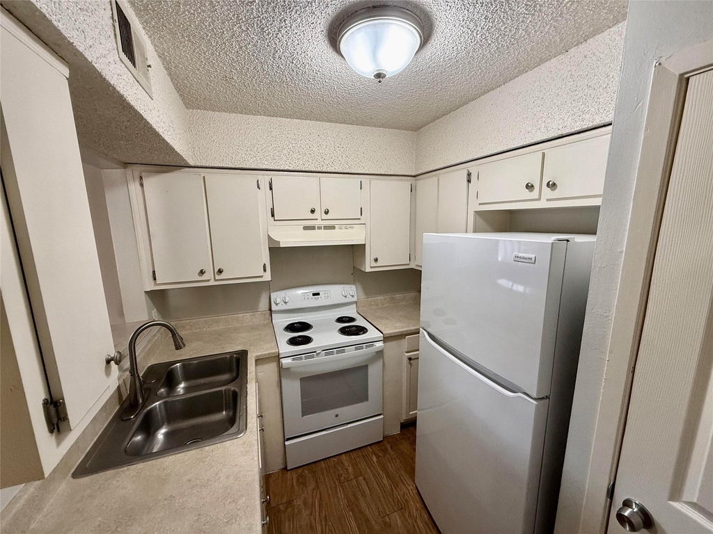 8909 Parkfield Dr - Photo 1