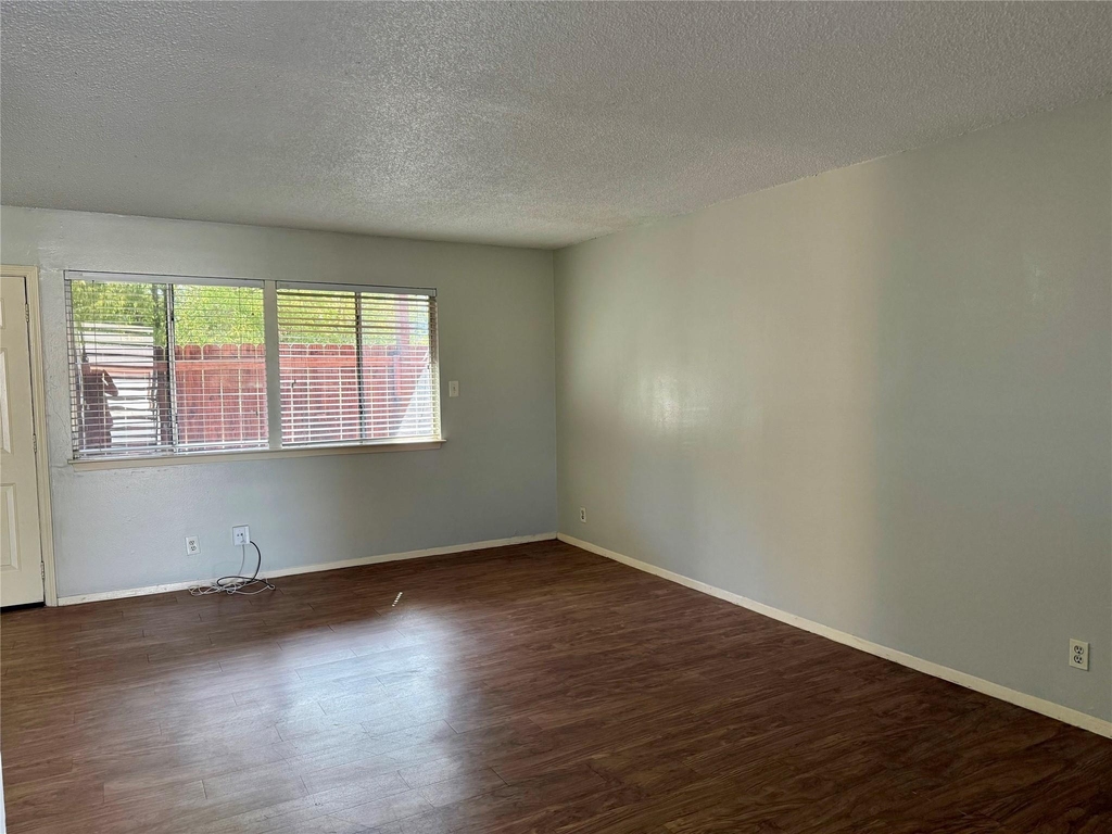 8909 Parkfield Dr - Photo 6