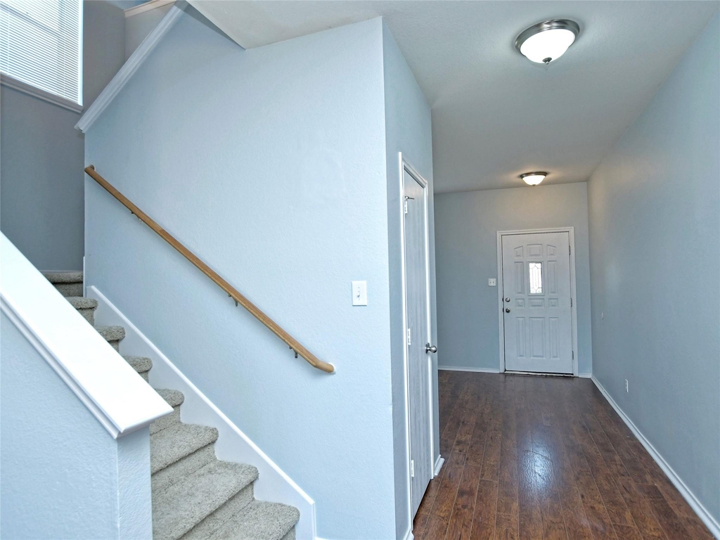 303 Banner Ave - Photo 3