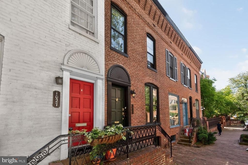 1025 30th Street Nw - Photo 1