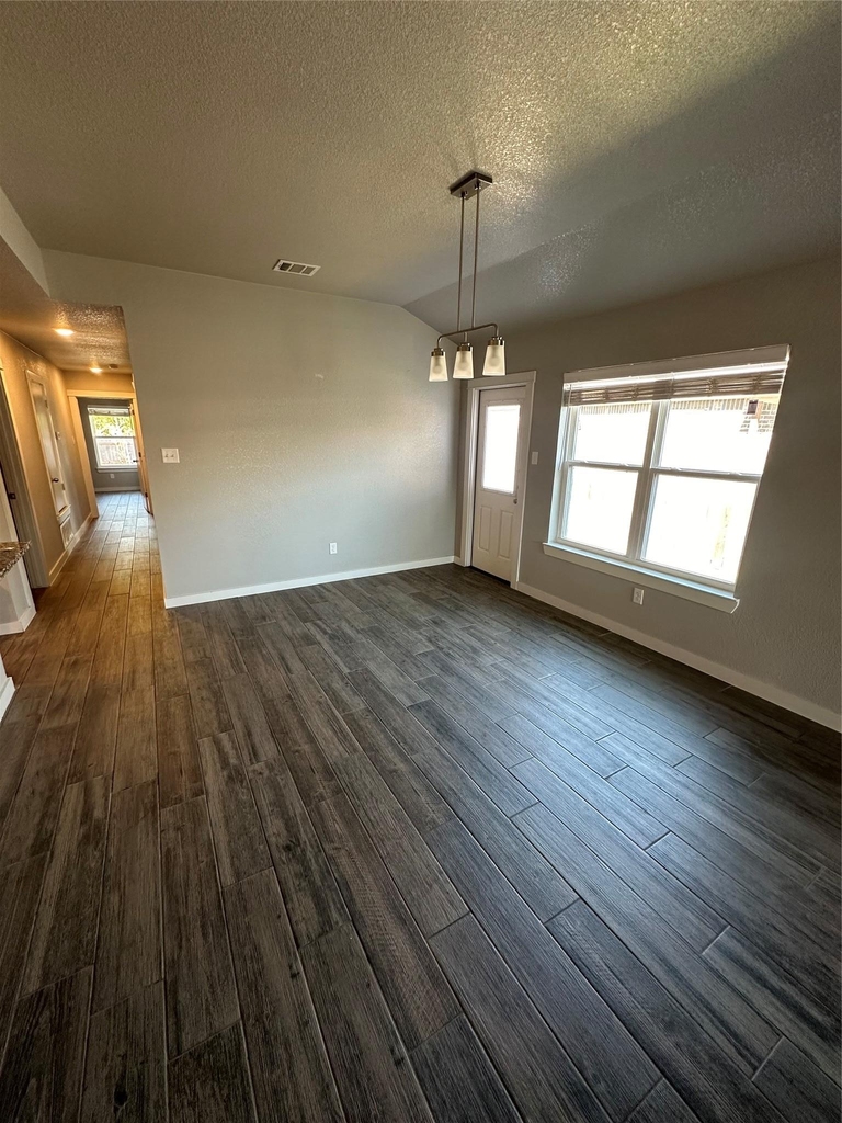 3102 Stonewall Dr - Photo 2