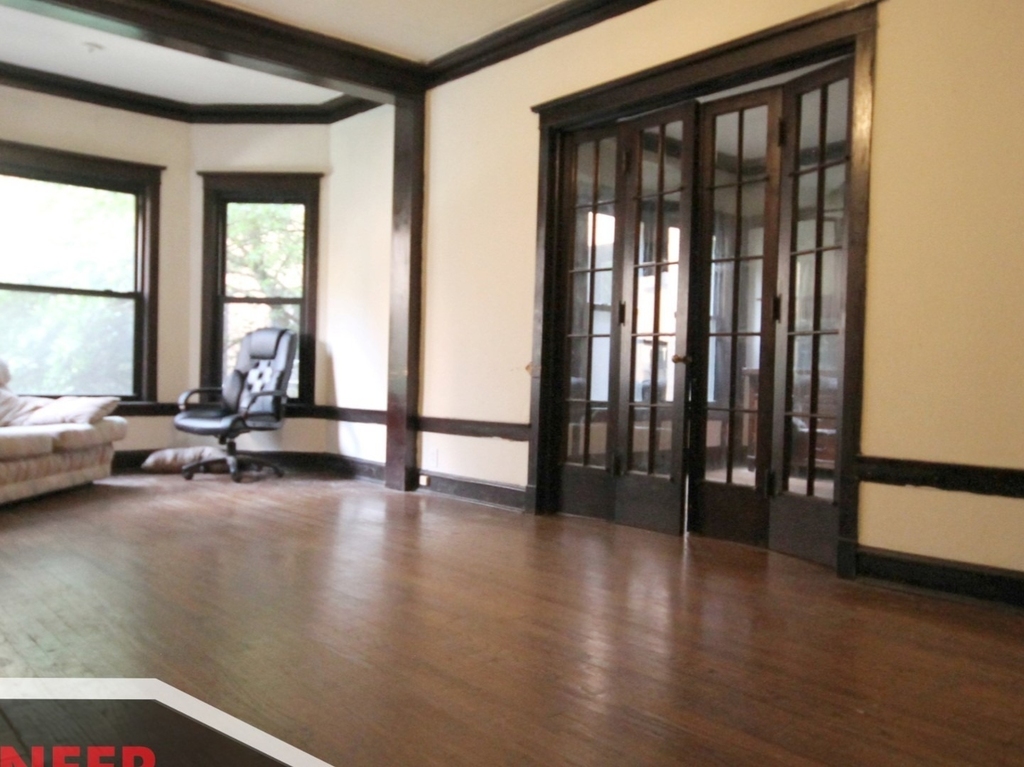 2426 N Sawyer Avenue - Photo 3