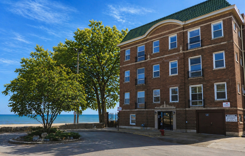 1055 W Pratt Boulevard - Photo 0