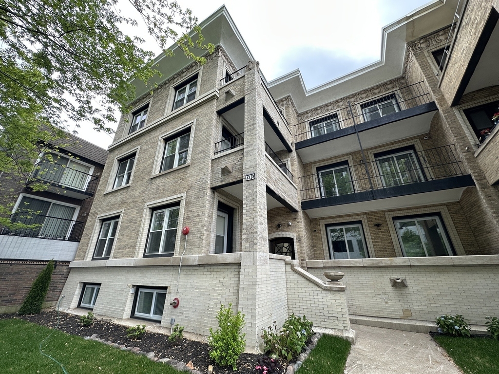 4338 N Clarendon Avenue - Photo 0